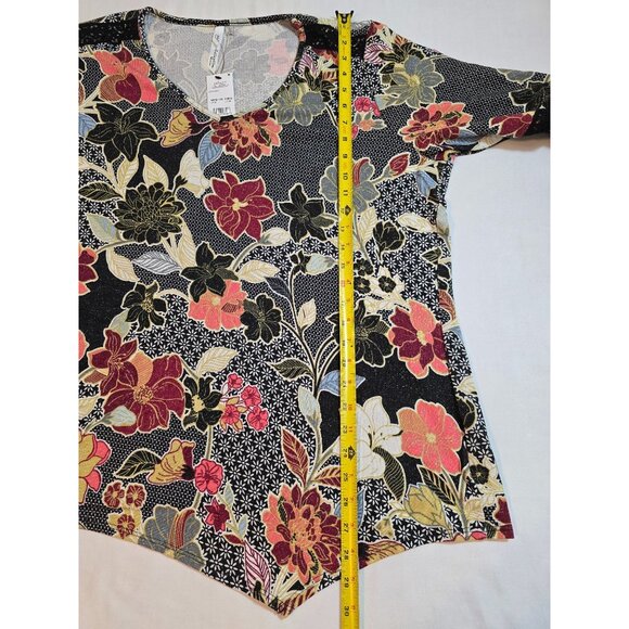 Floral V-Neck Tunic Top With Bell Sleeves & Lace Accents Size 2X New - Picture 13 of 15
